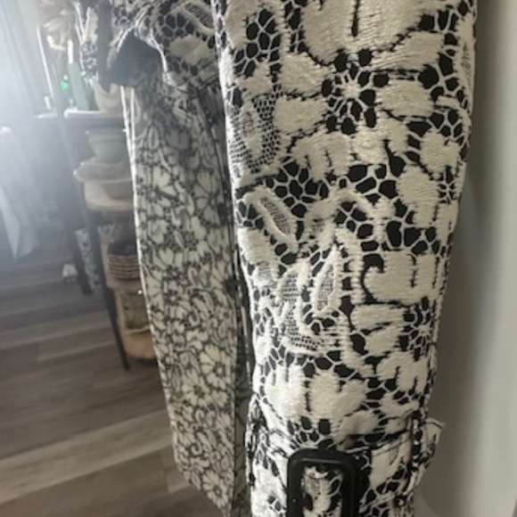 Burberry London Lace Pat. SILK/Plystr Trench Coat - MSRP. $1350.00 - SIZE 4 - Picture 8 of 16